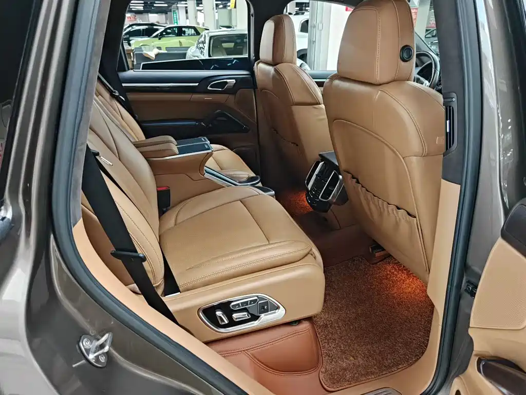 Porsche Cayenne — миниатюра 7