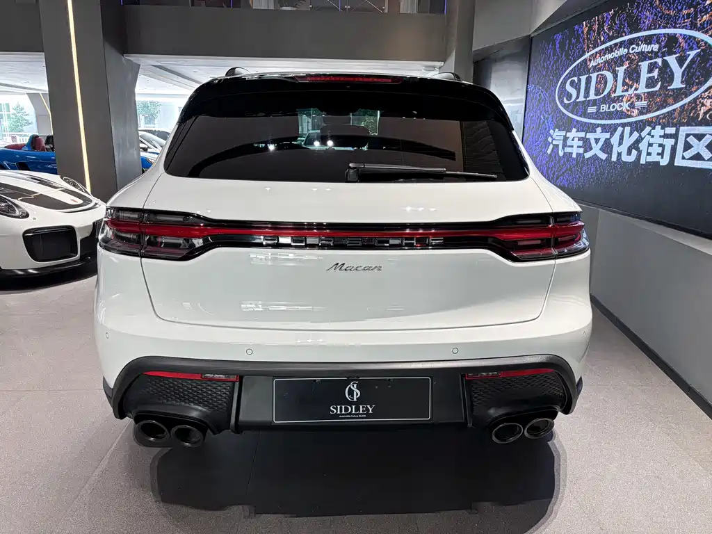 PORSCHE MACAN