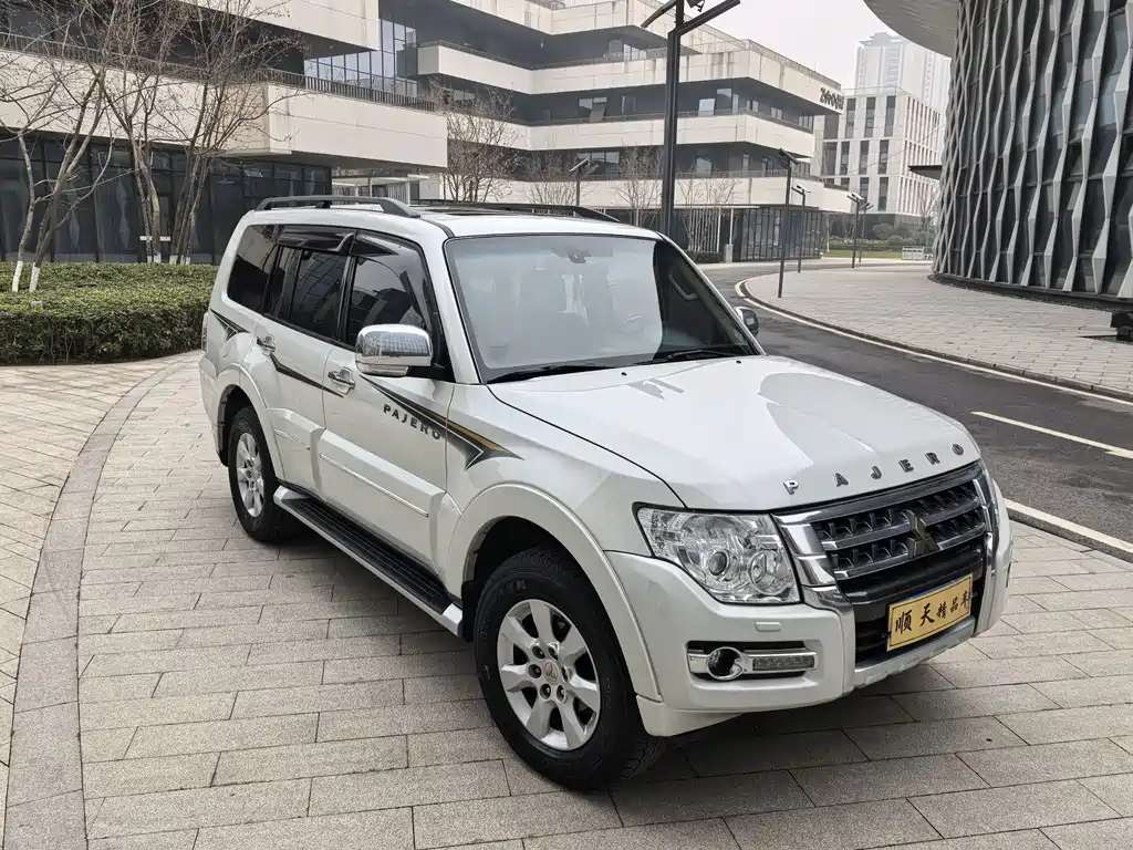 MITSUBISHI PAJERO