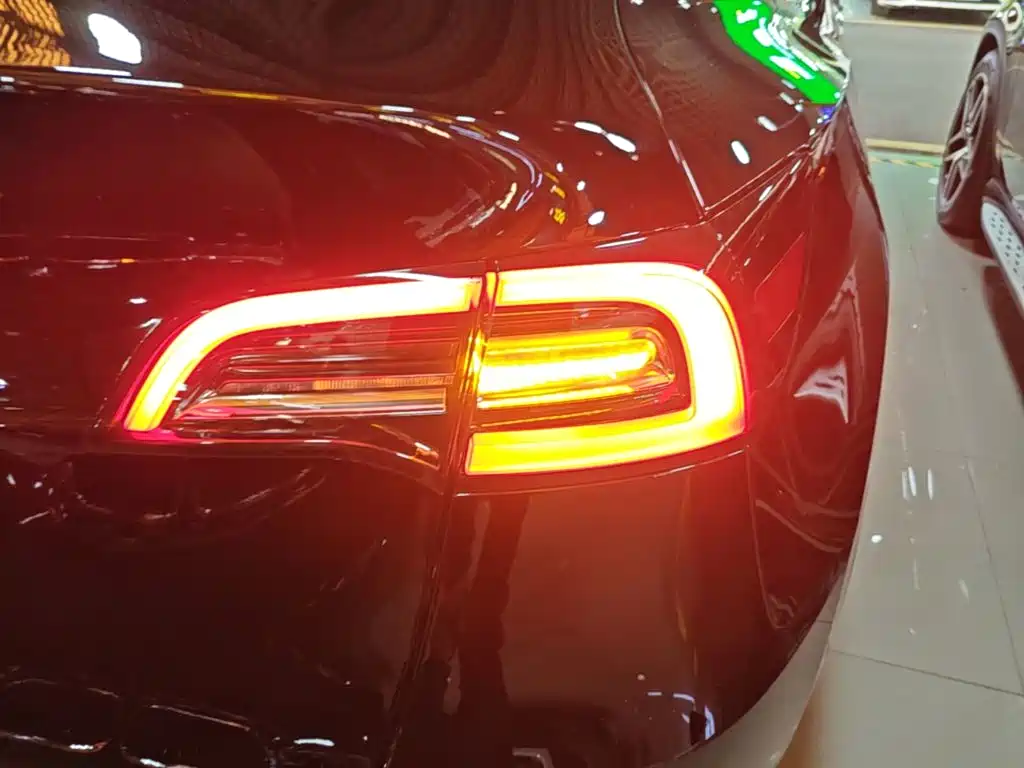 Tesla Model Y — миниатюра 8