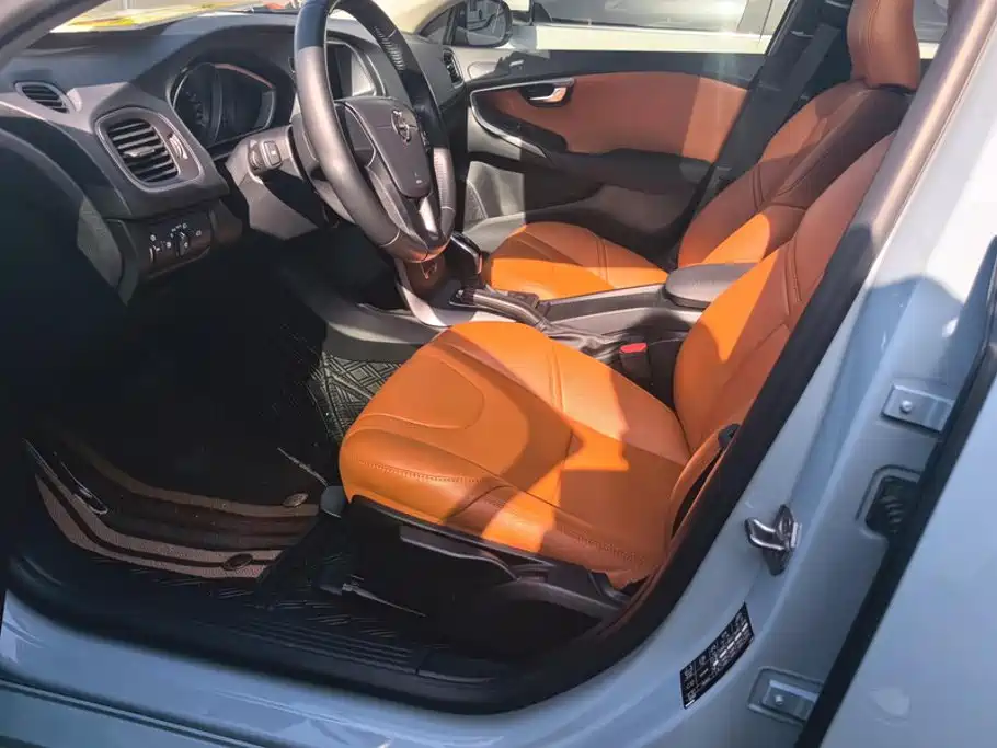 Volvo V40 — миниатюра 9