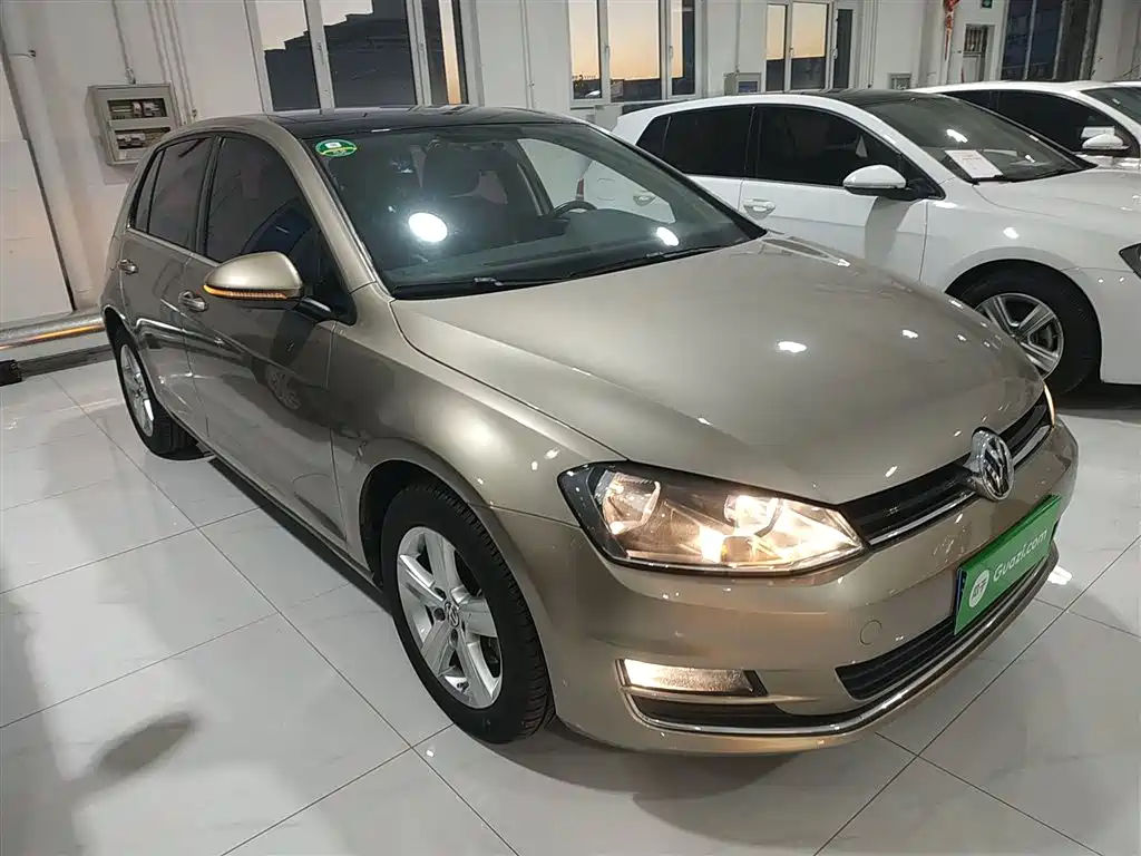 VOLKSWAGEN GOLF