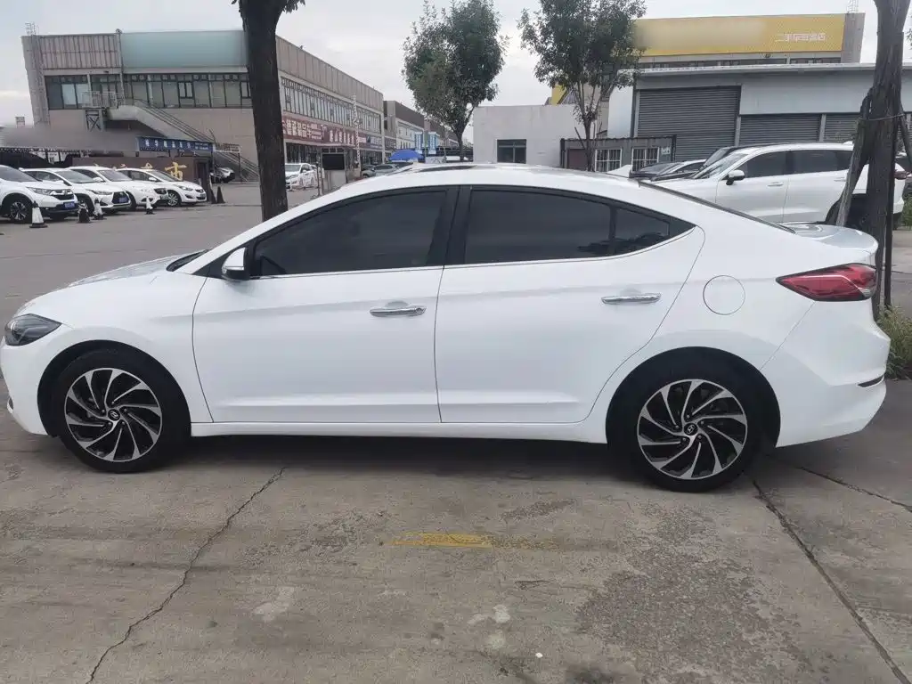 Hyundai Elantra — миниатюра 7
