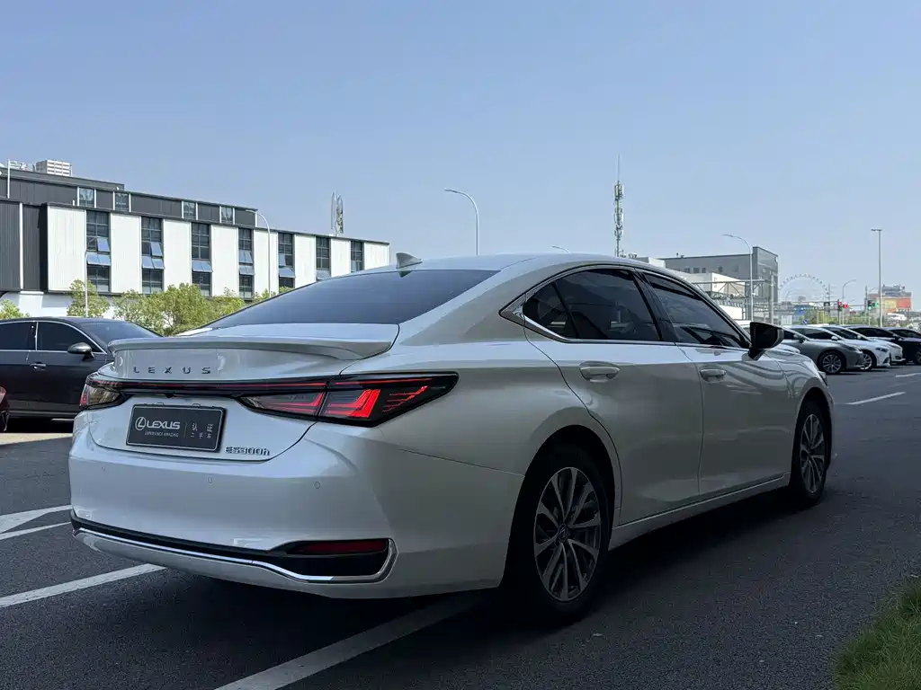 Lexus ES — миниатюра 8