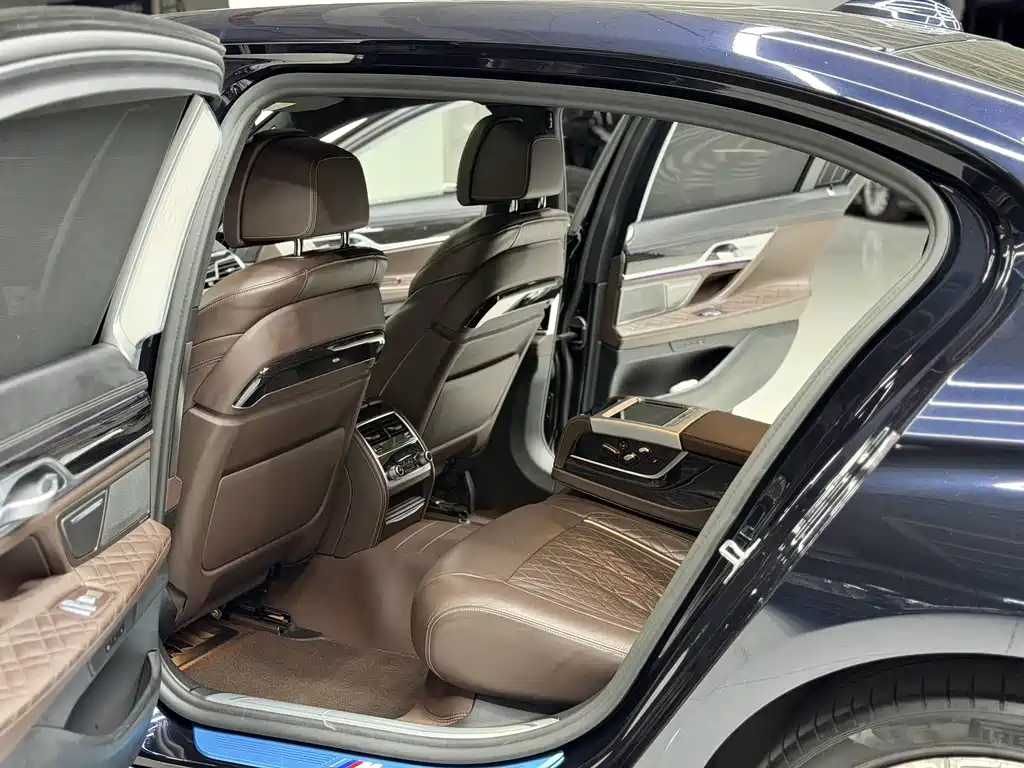 BMW 7 Series — миниатюра 10