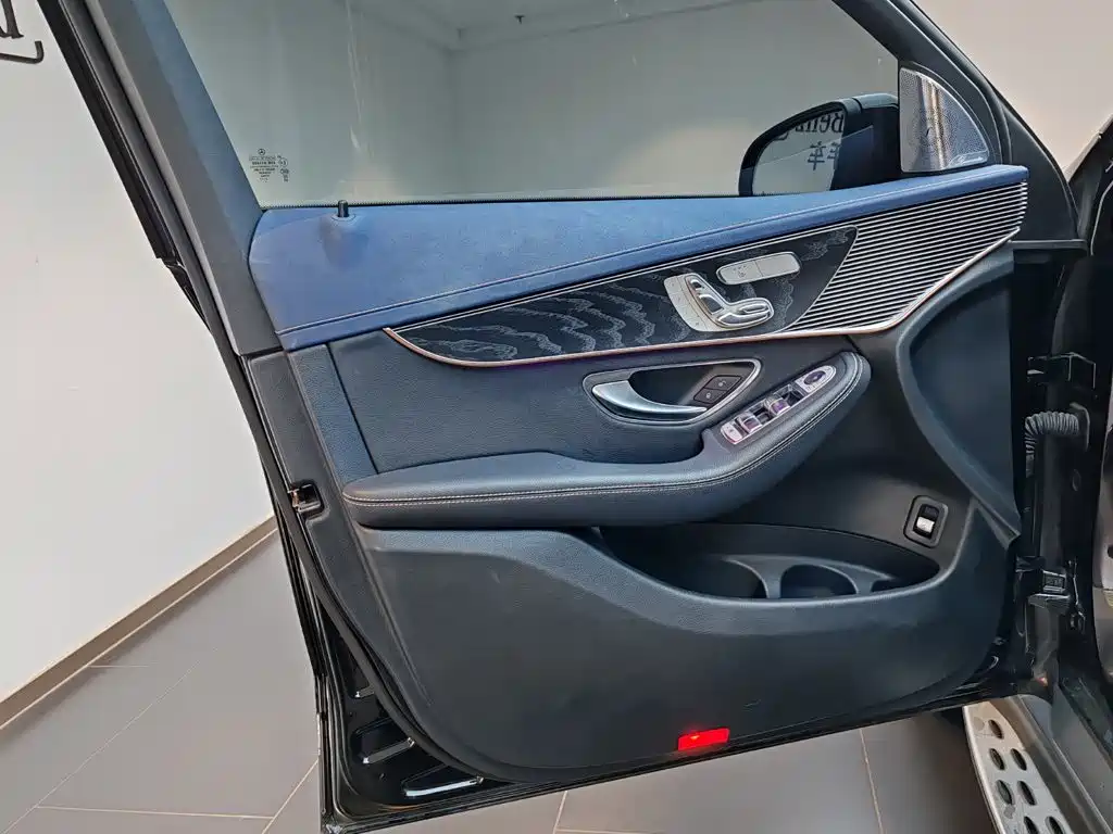 Mercedes-Benz EQC — миниатюра 13