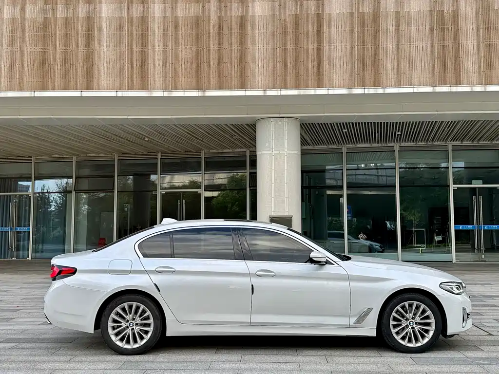 BMW 5 Series — миниатюра 7