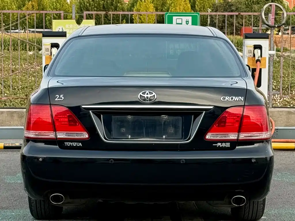 Toyota Crown — миниатюра 20