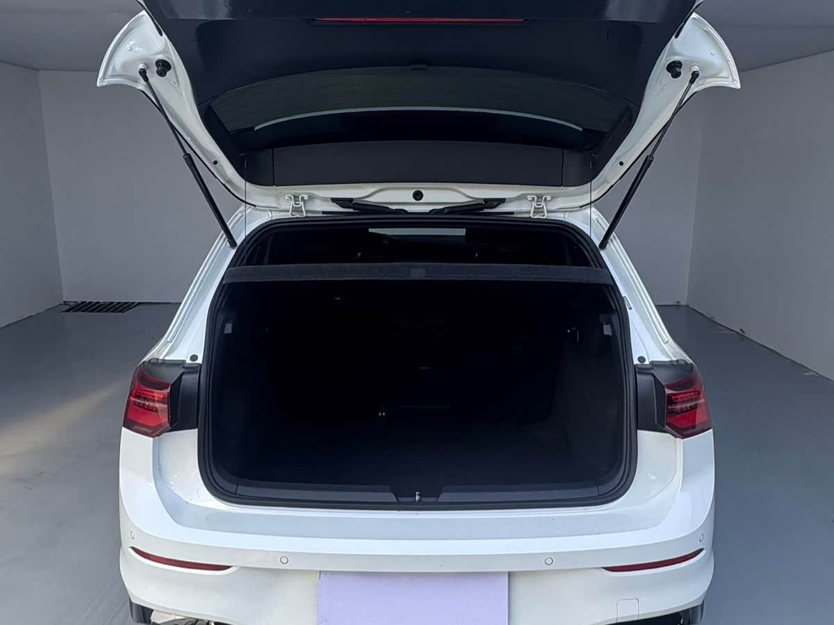 Volkswagen Golf 1.4 л 2023 г. Белый, пробег 47000 км