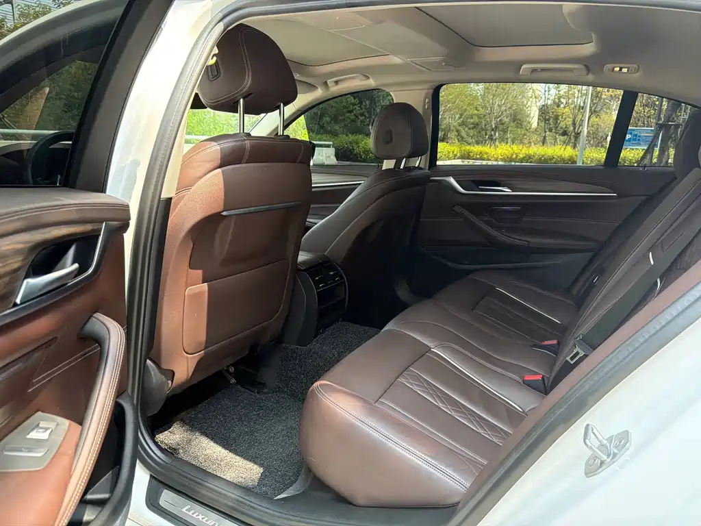 BMW 5 Series — миниатюра 10
