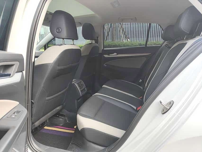 Volkswagen Golf 1.4 л 2023 г. Белый, пробег 20000 км