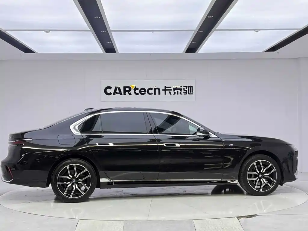 BMW 7 Series — миниатюра 6