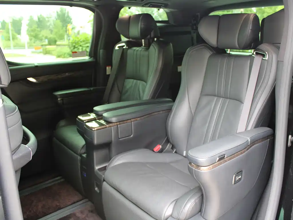 Toyota Alphard — миниатюра 13