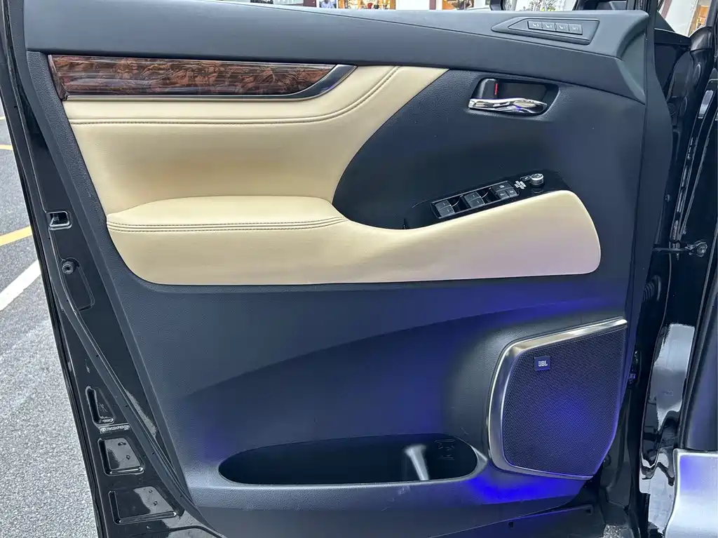 Toyota Alphard — миниатюра 22