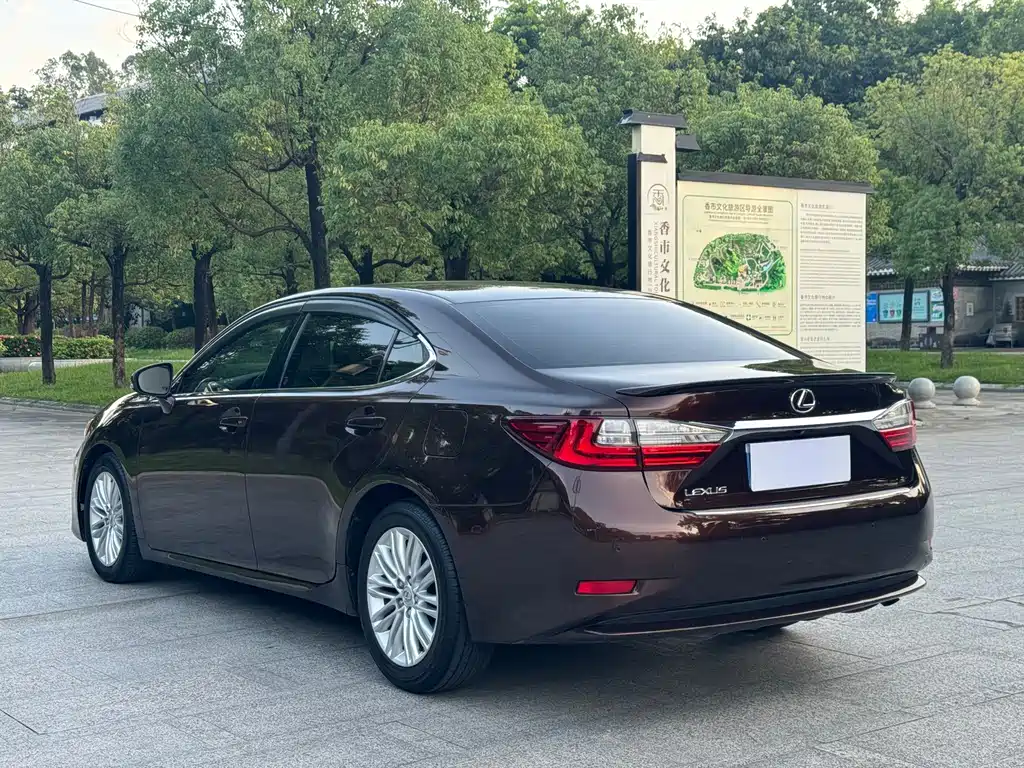 Lexus ES — миниатюра 12