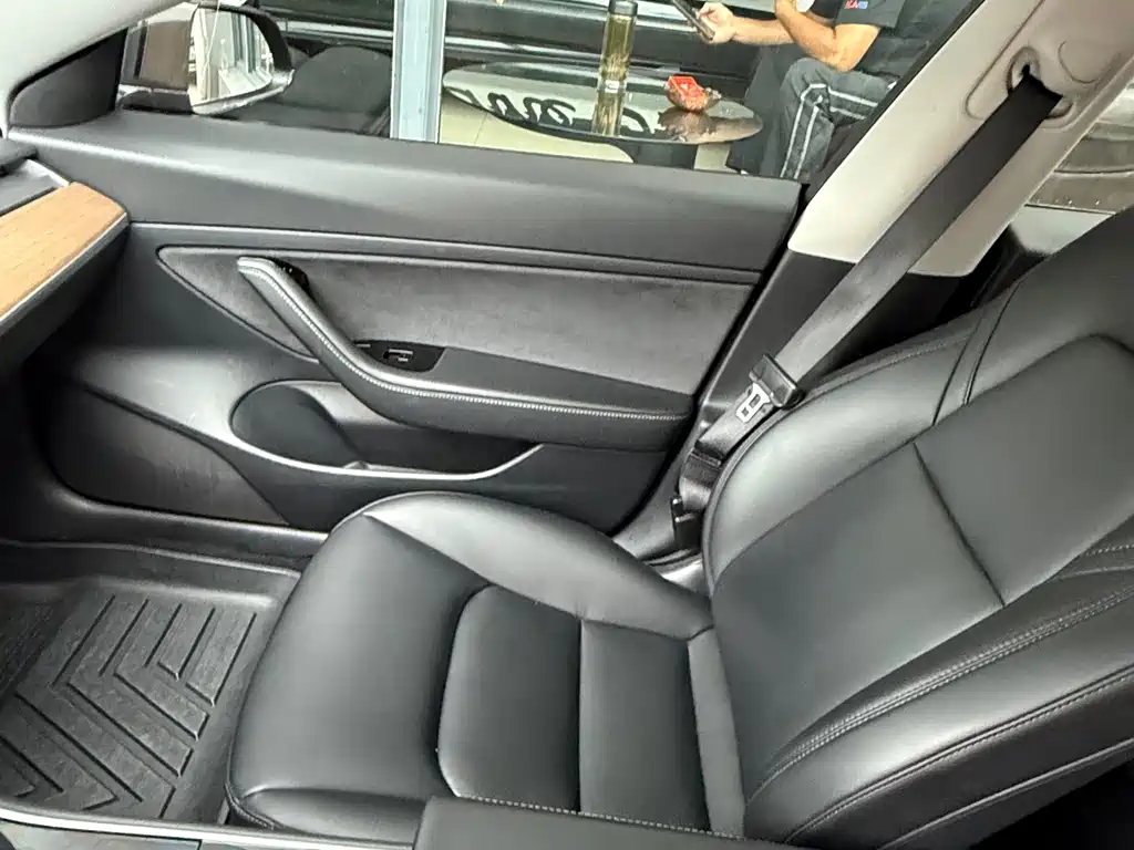 Tesla Model 3 — миниатюра 10