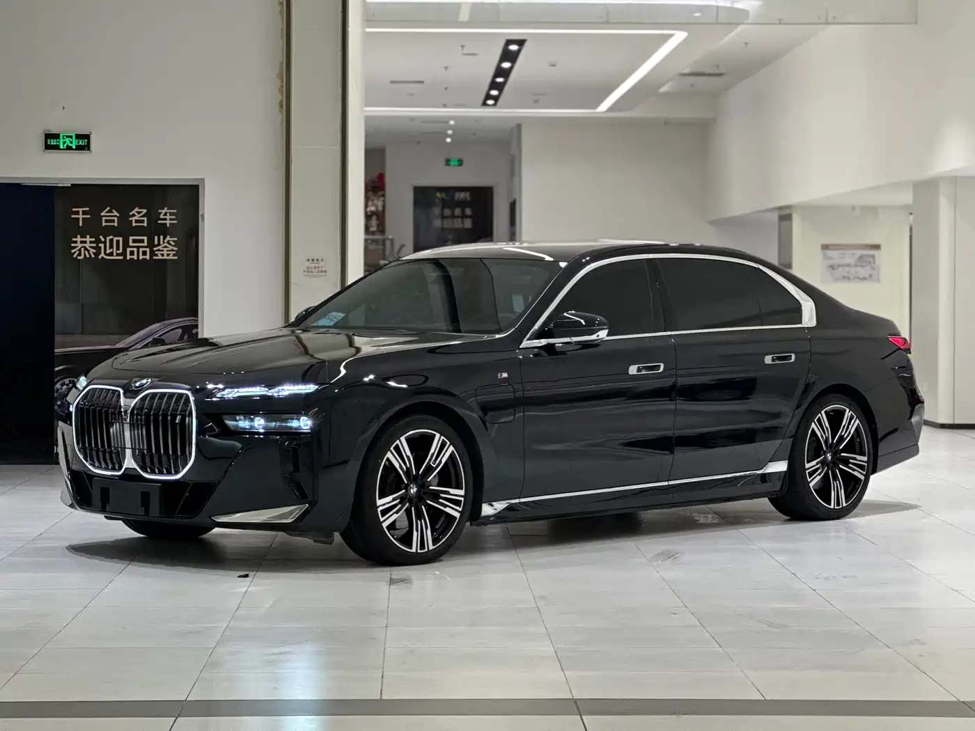 宝马i7 2023款 eDrive50L 尊享M运动套装 2024
