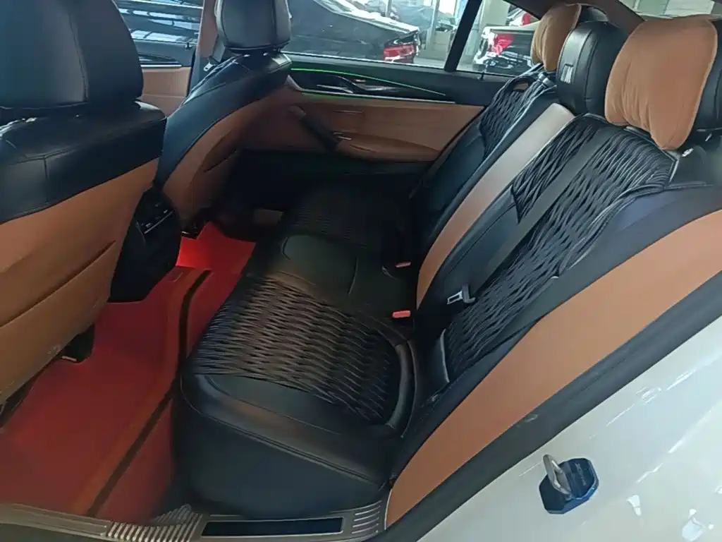 BMW 5 Series — миниатюра 17
