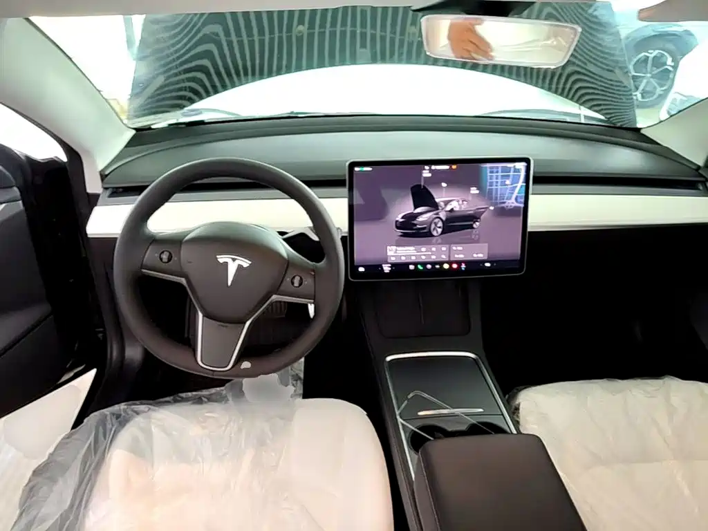 Tesla Model 3 — миниатюра 10
