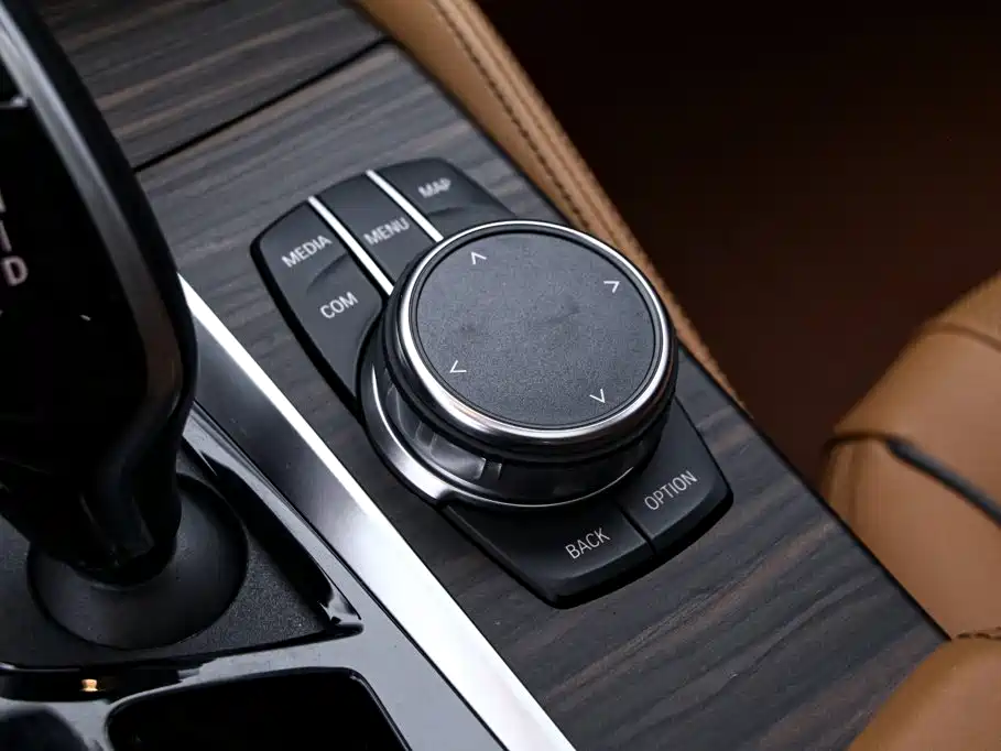 BMW 5 Series — миниатюра 11