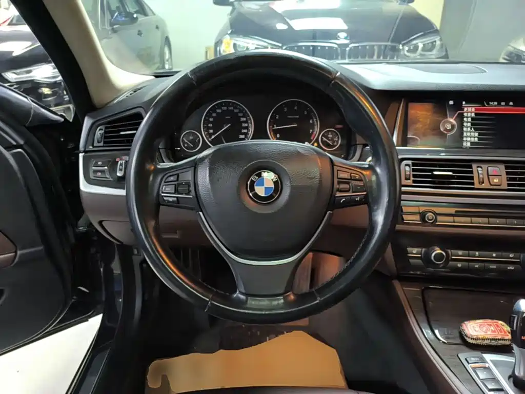 BMW 5 Series — миниатюра 11