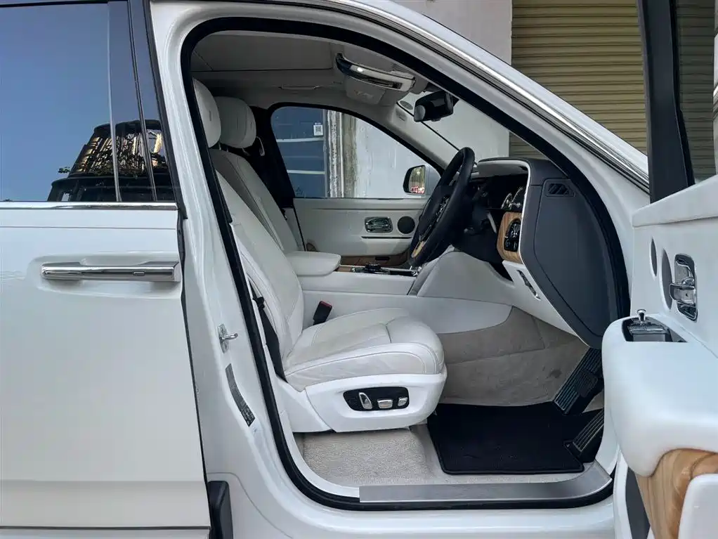 Rolls-Royce Cullinan 2024 мест