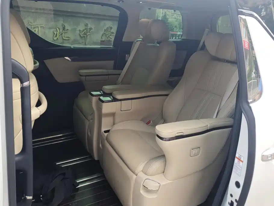 Toyota Alphard — миниатюра 11
