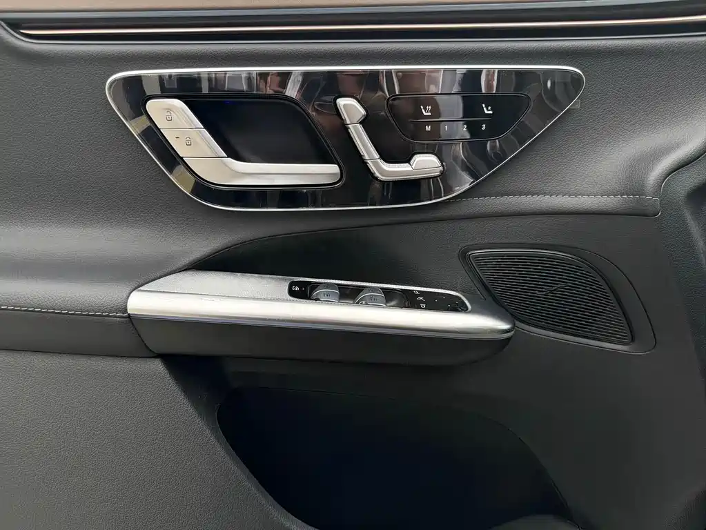 Mercedes-Benz EQE SUV — миниатюра 8