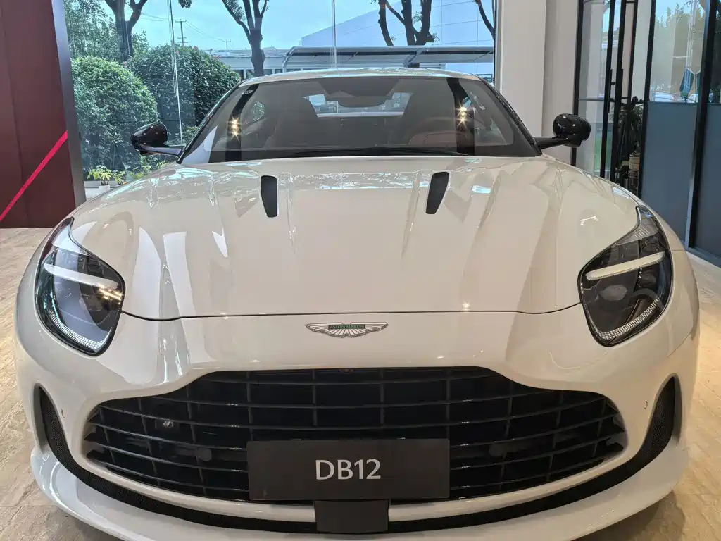 Aston Martin DB12 — миниатюра 5