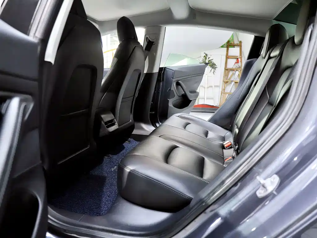 Tesla Model 3 — миниатюра 10