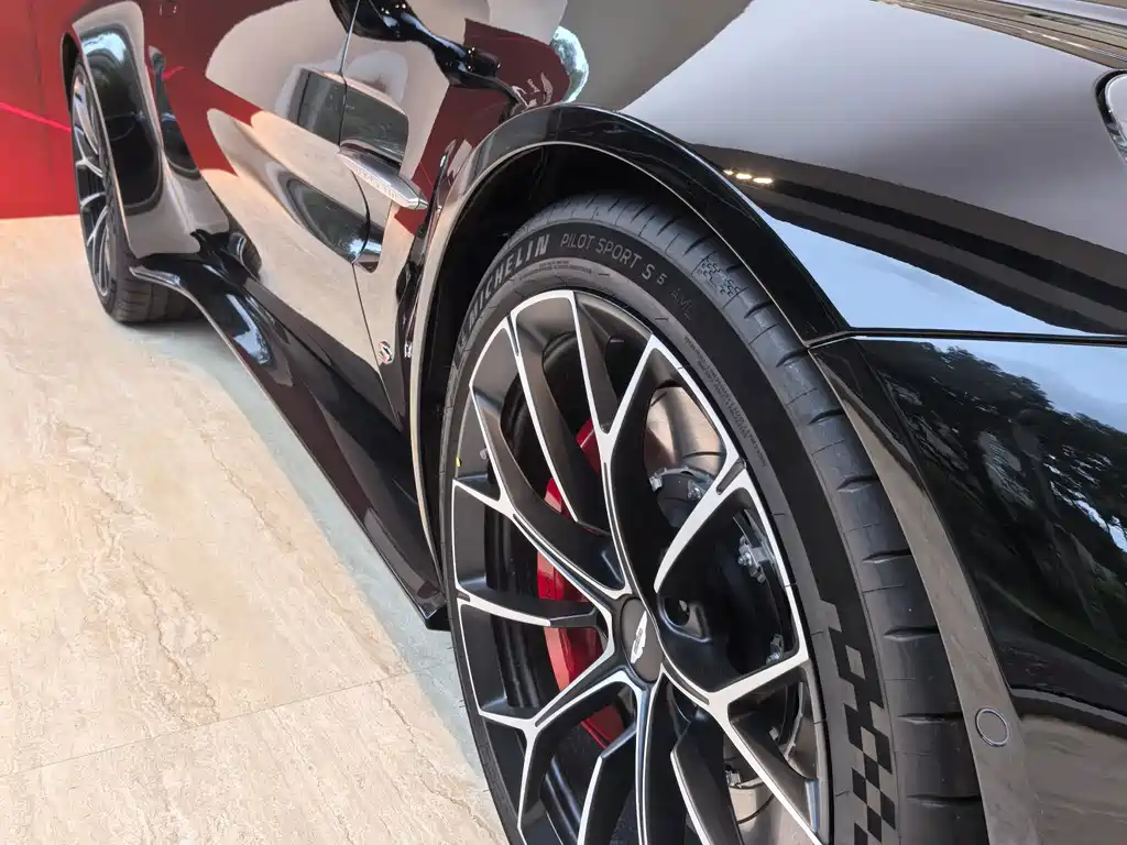 Aston Martin V8 Vantage — миниатюра 6