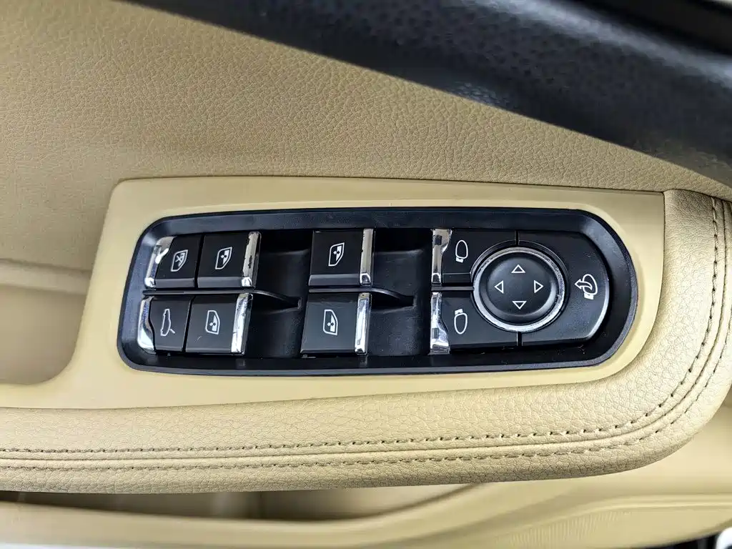 Porsche Macan — миниатюра 9