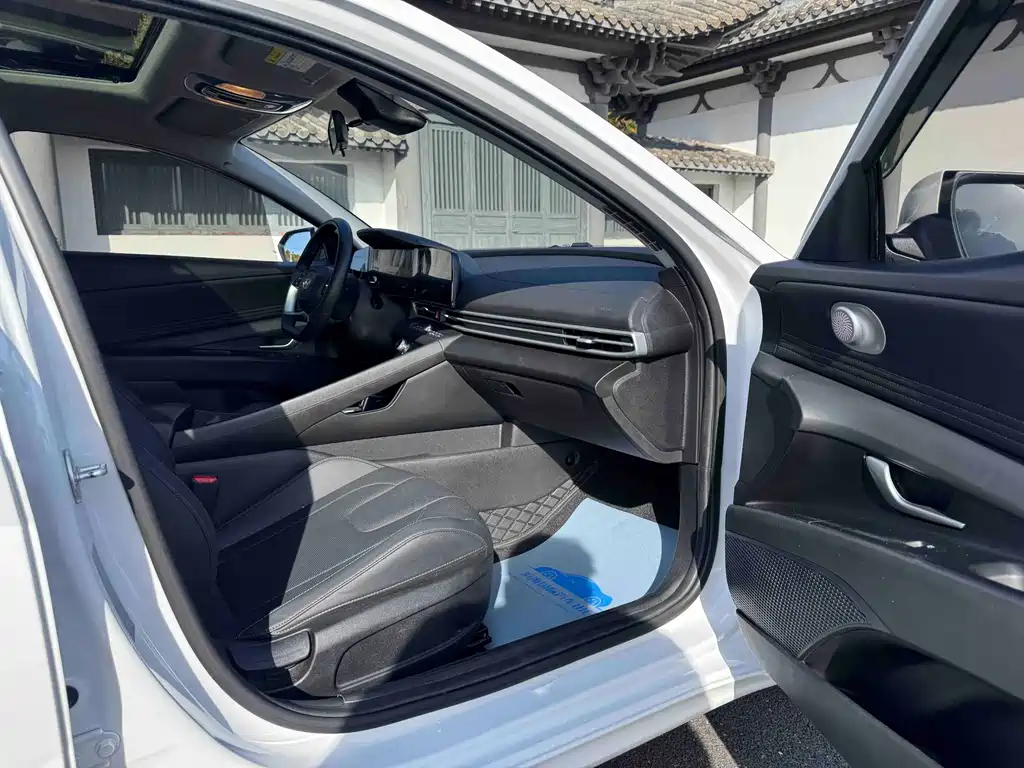 Hyundai Elantra — миниатюра 10