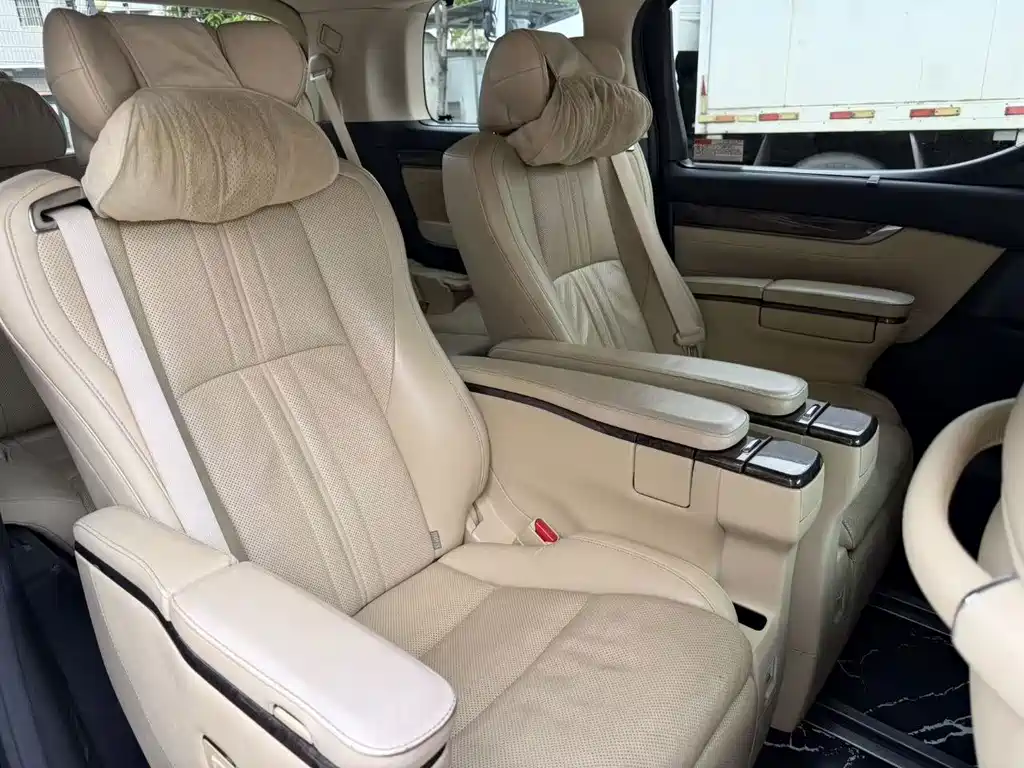 Toyota Alphard — миниатюра 8