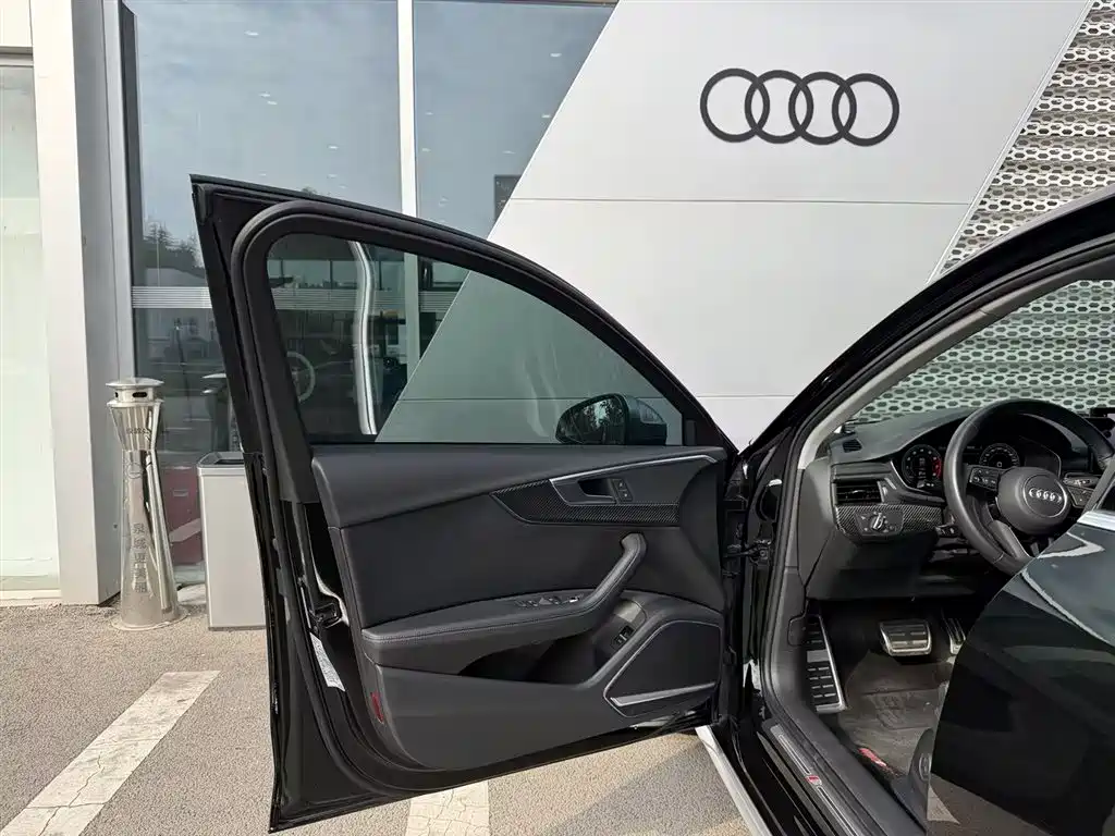 Audi A4L 2022 — фото 15