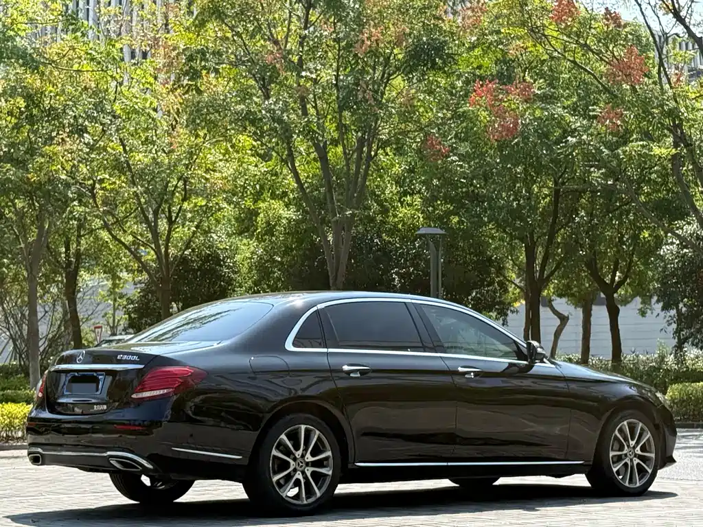 Mercedes-Benz E-Class — миниатюра 5
