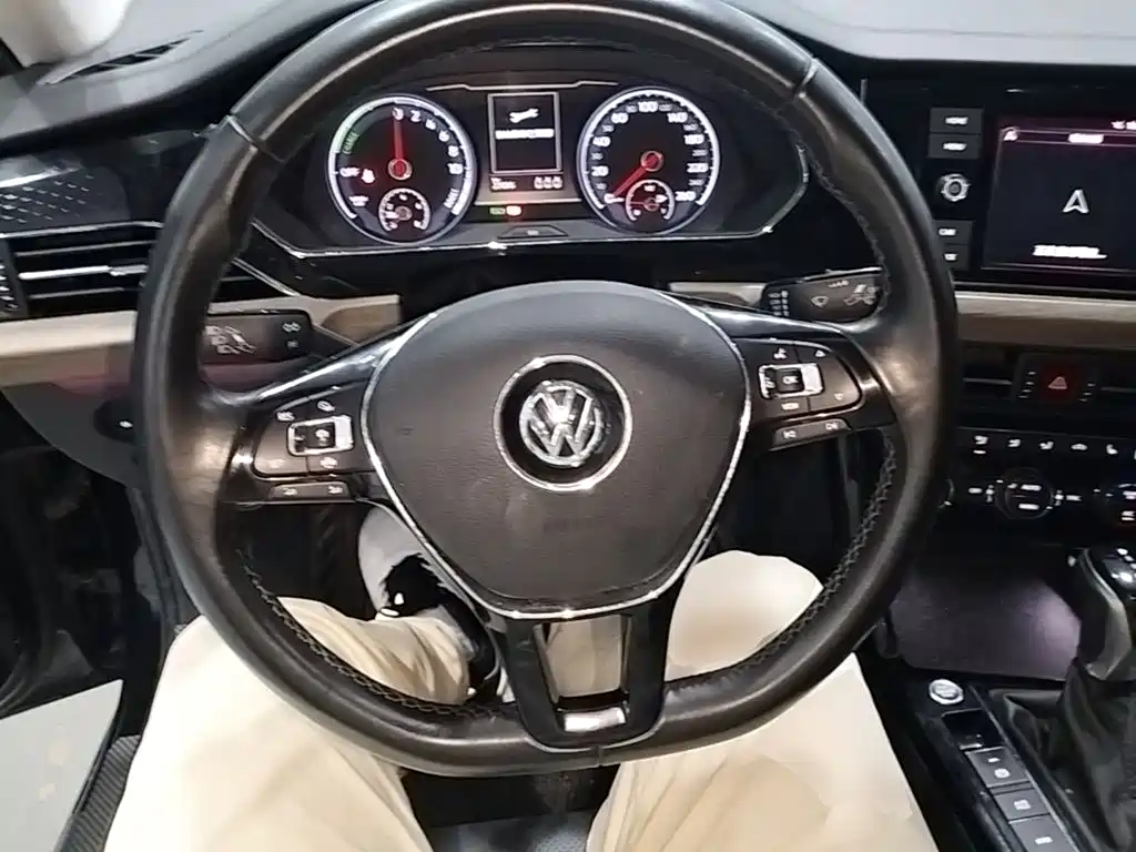 Volkswagen Passat PHEV — миниатюра 11