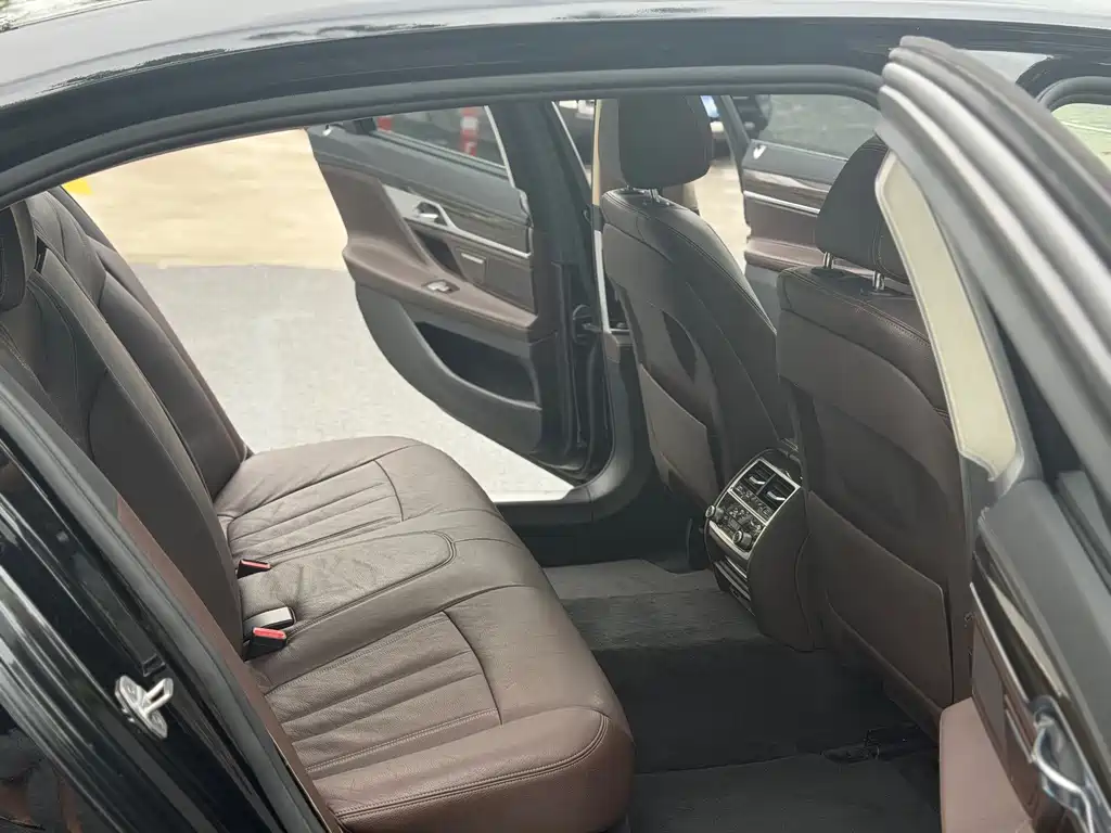 BMW 7 Series — миниатюра 12