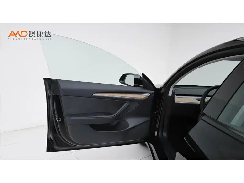 Tesla Model 3 — миниатюра 10