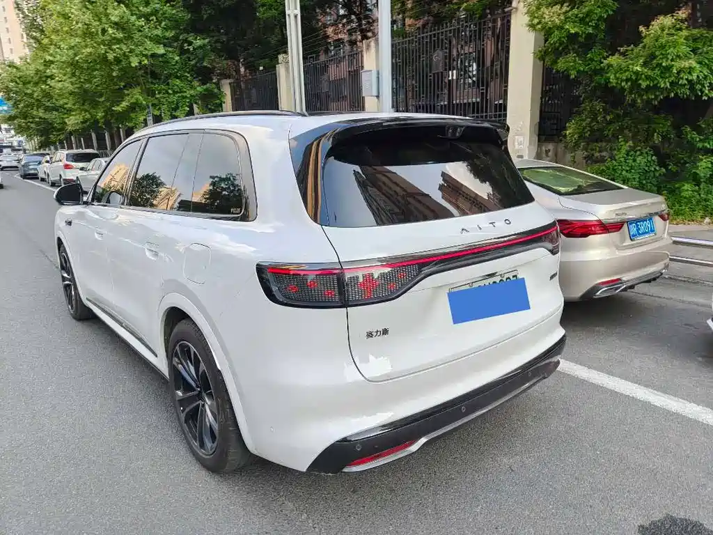 Aito M8 2025 Max+ 53.4kWh 5 мест (192 ）