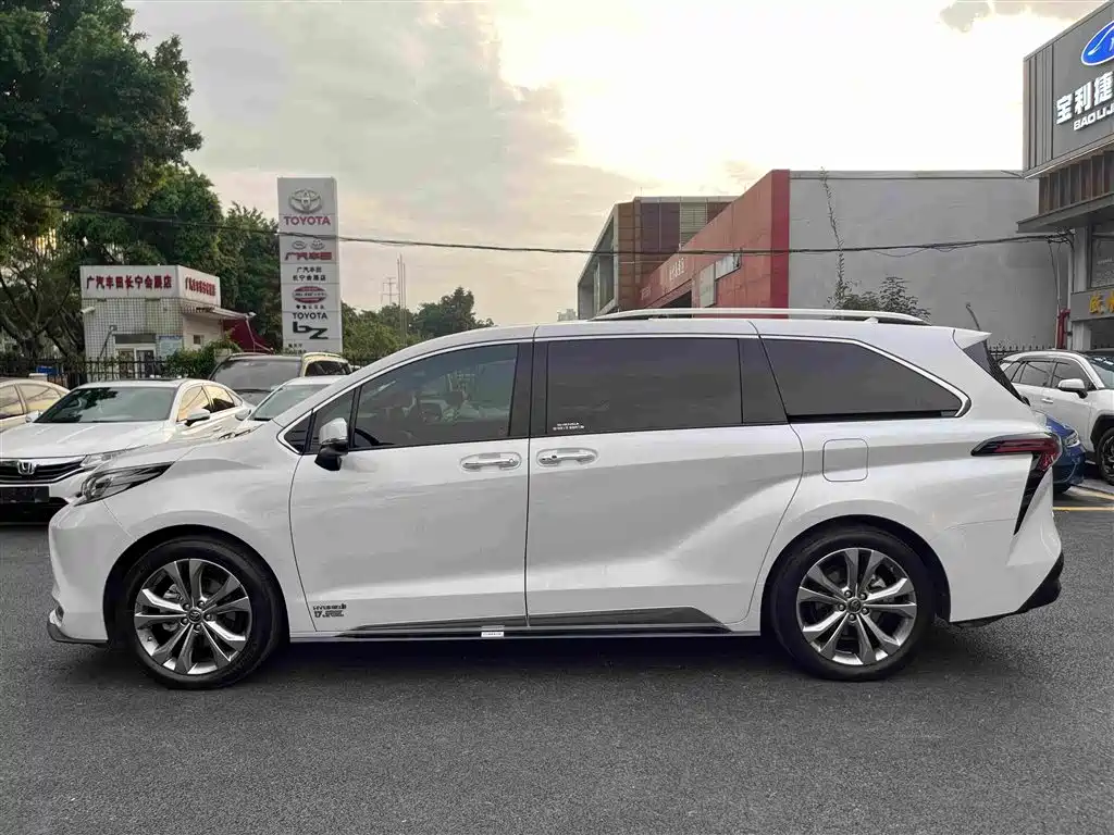 Toyota Sienna — миниатюра 4