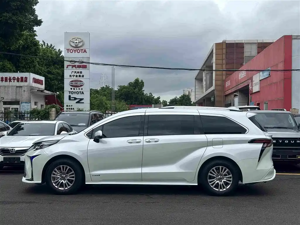 Toyota Sienna — миниатюра 7