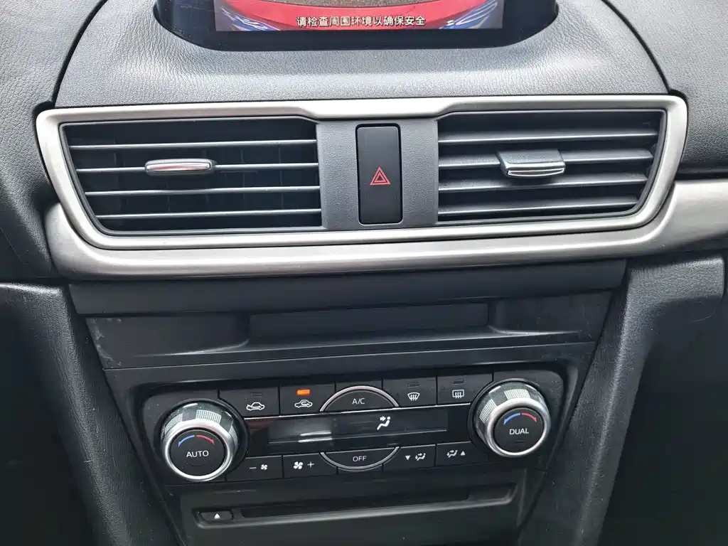 Mazda Mazda3 3 2017 1.5L AT Luxury V