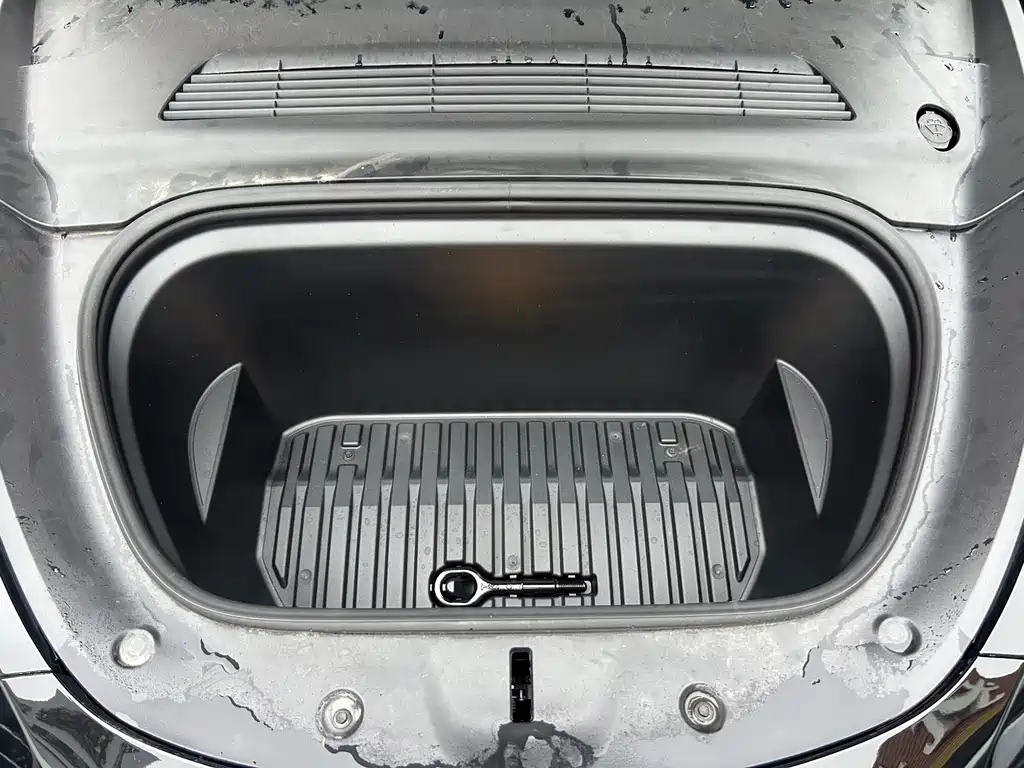 Tesla Model Y — миниатюра 19
