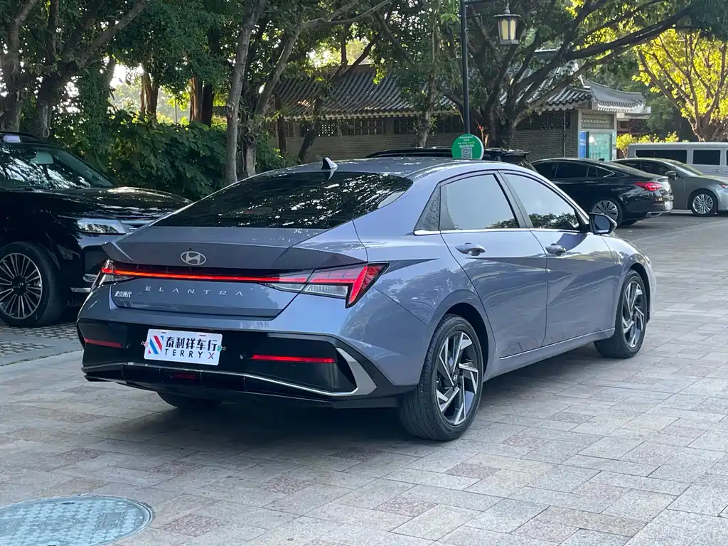 Hyundai Elantra — миниатюра 7