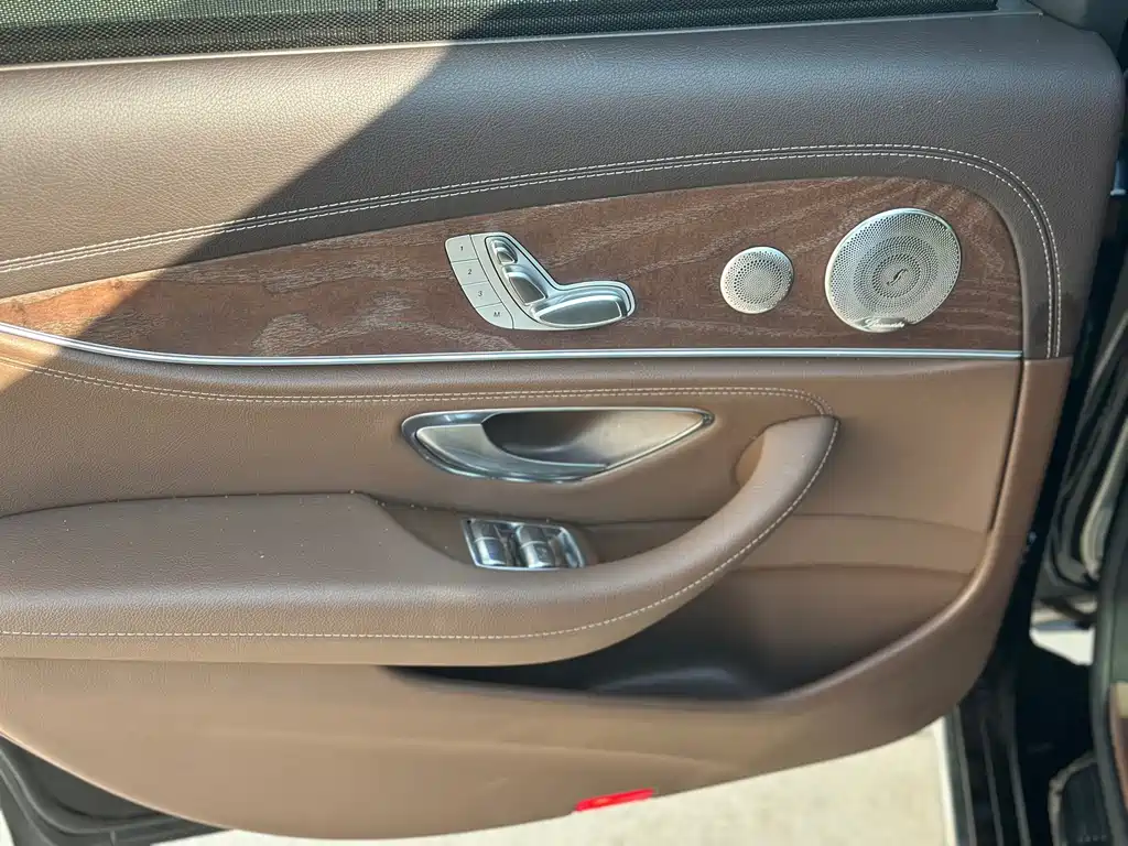 Mercedes-Benz E-Class — миниатюра 8