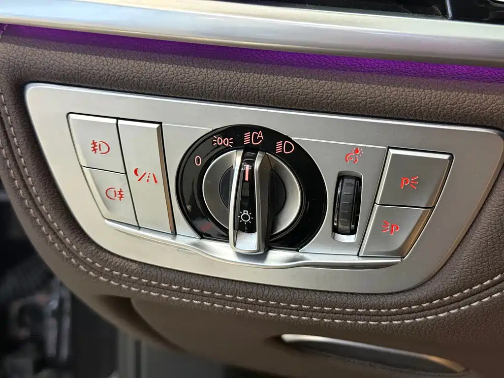 BMW 7 Series — миниатюра 14