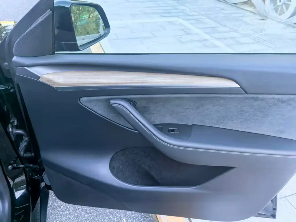 Tesla Model Y — миниатюра 18