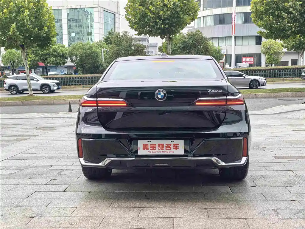 BMW 7 Series — миниатюра 8
