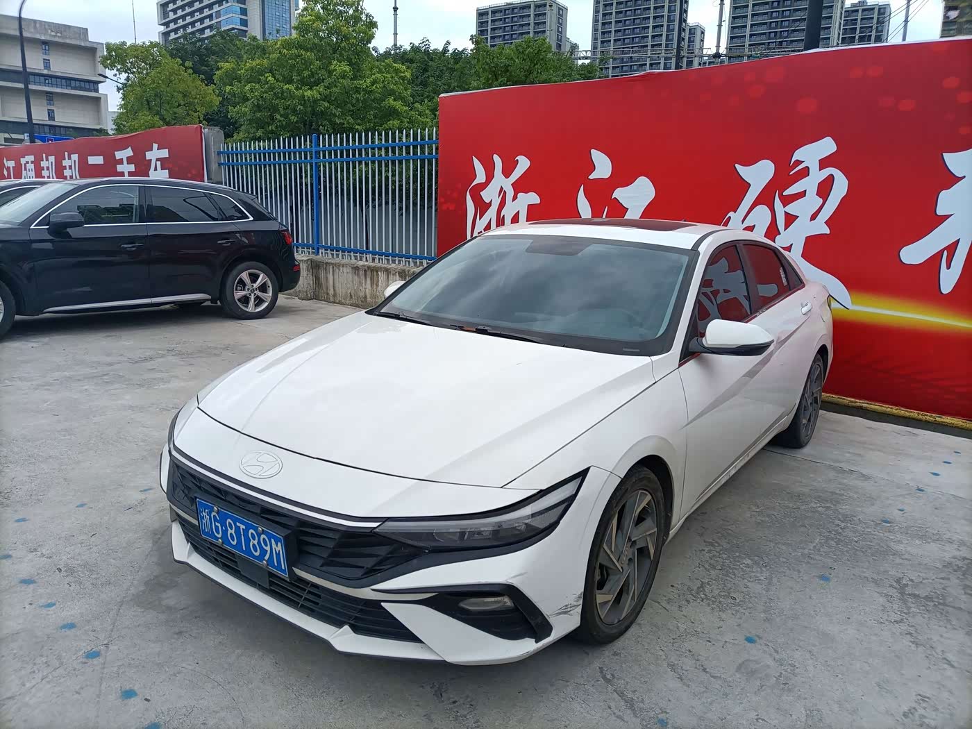 Hyundai Elantra 1.5 л 2023 г. Белый, пробег 40000 км